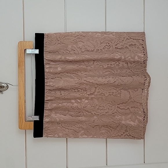 LOFT Ann Taylor size 10 pink lace mini skirt with black waist - Picture 1 of 5